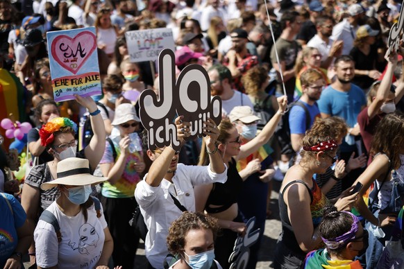 epa09446986 People demonstrate at the Zurich Pride parade with the slogan &#039;Dare. Marriage for all, now!&#039;, for the rights of the LGBTIQ community in Zurich, Switzerland, 04 September 2021. On ...