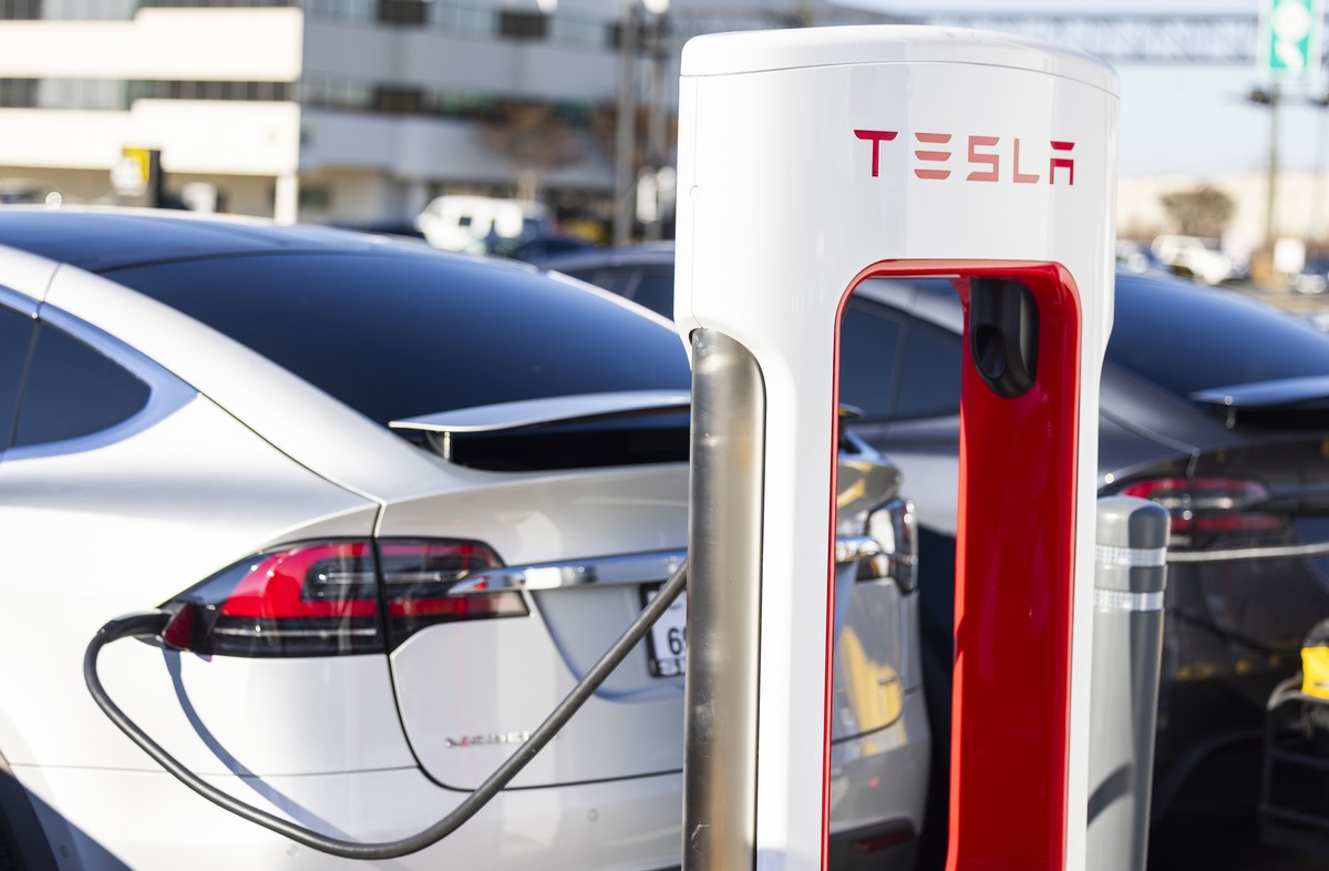epa11054006 Tesla drivers recharge their vehicles at a Tesla Supercharger Station in Springfield, Virginia, USA, 02 January 2024. Though EV sales grew at a slower pace toward the end of 2023, a record ...