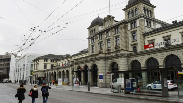 Der Bahnhof der Stadt Winterthur, aufgenommen am Mittwoch, 20. November 2013. Winterthur hat mit finanziellen Problemen zu kaempfen. Die Stadt budgetierte urspruenglich schwarze Zahlen. Das Blatt hat  ...