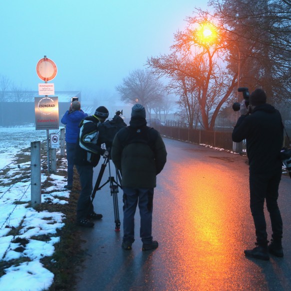 Warten auf Hoeness: Medienschaffende vor dem Gefängnis in Rothfeld.