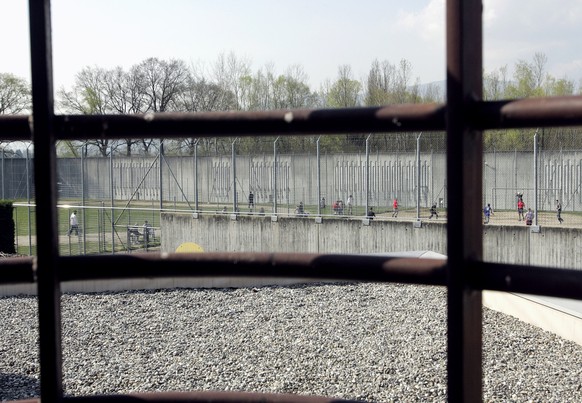 ZU DEN MELDUNGEN UEBER EINE ERNEUTE SCHLAEGEREI IM GENFER GEFAENGNIS CHAMP-DOLLON STELLEN WIR IHNEN AM DIENSTAG, 25. FEBRUAR 2014, FOLGENDES ARCHIVBILD ZUR VERFUEGUNG - Des detenus sont a la promenade ...