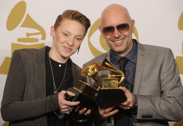 Bildnummer: 54904145 Datum: 13.02.2011 Copyright: imago/UPI Photo
Elly Jackson (L) and Ben Langmaid of British group La Roux pose with their awards for Best Electronic/Dance Album La Roux at the 53rd ...