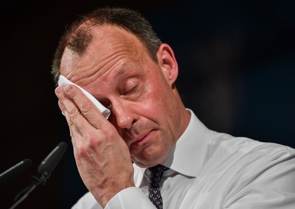 ARCHIV - 26.02.2020, Thüringen, Apolda: Friedrich Merz, ehemaliger Vorsitzender der CDU/CSU-Fraktion im Bundestag, wischt sich den Schweiß aus dem Gesicht in der Festhalle der Vereinsbrauerei Apolda,  ...