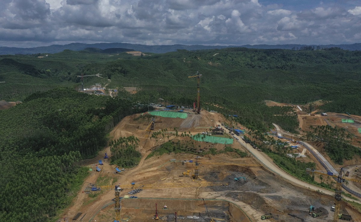 epa10629362 A photo taken with drone shows the construction site of Indonesia?s new capital city Nusantara in Sepaku, Penajam Paser Utara, East Kalimantan, Indonesia, 08 March 2023. Indonesia has star ...