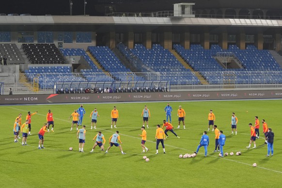 Barcelona players train during a training session in Riyadh, Saudi Arabia, Tuesday, Jan. 11, 2022. Barcelona will play the Spanish Super Cup semifinal soccer match against Real Madrid at King Fahd sta ...