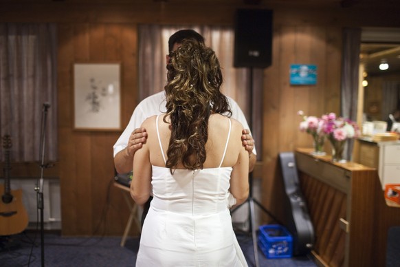 After their church wedding, Urs and Viviane I. share a dance at restaurant &quot;Roessli&quot; in Tufertschwil in the canton of St. Gallen, Switzerland, pictured on August 22, 2009. (KEYSTONE/Gaetan B ...