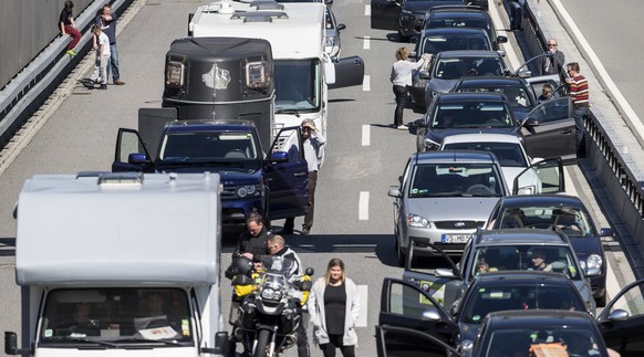 epa05896566 Cars stand still in a traffic jam near the Gotthard tunnel north side on the A2 highway near Silenen Switzerland, 08 April 2017. EPA/ALEXANDRA WEY