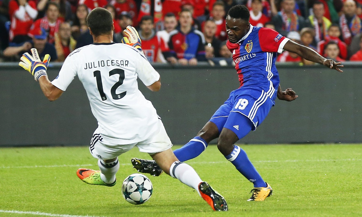 epa06231054 Basel&#039;s Dimitri Oberlin (R) scores the 2-0 lead against Benfica&#039;s goalkeeper Julio Cesar (L) during the UEFA Champions League group A soccer match between FC Basel 1893 and Benfi ...