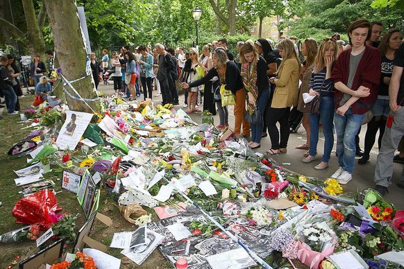 Trauernde Fans vor ihrem Haus in Camden Town.