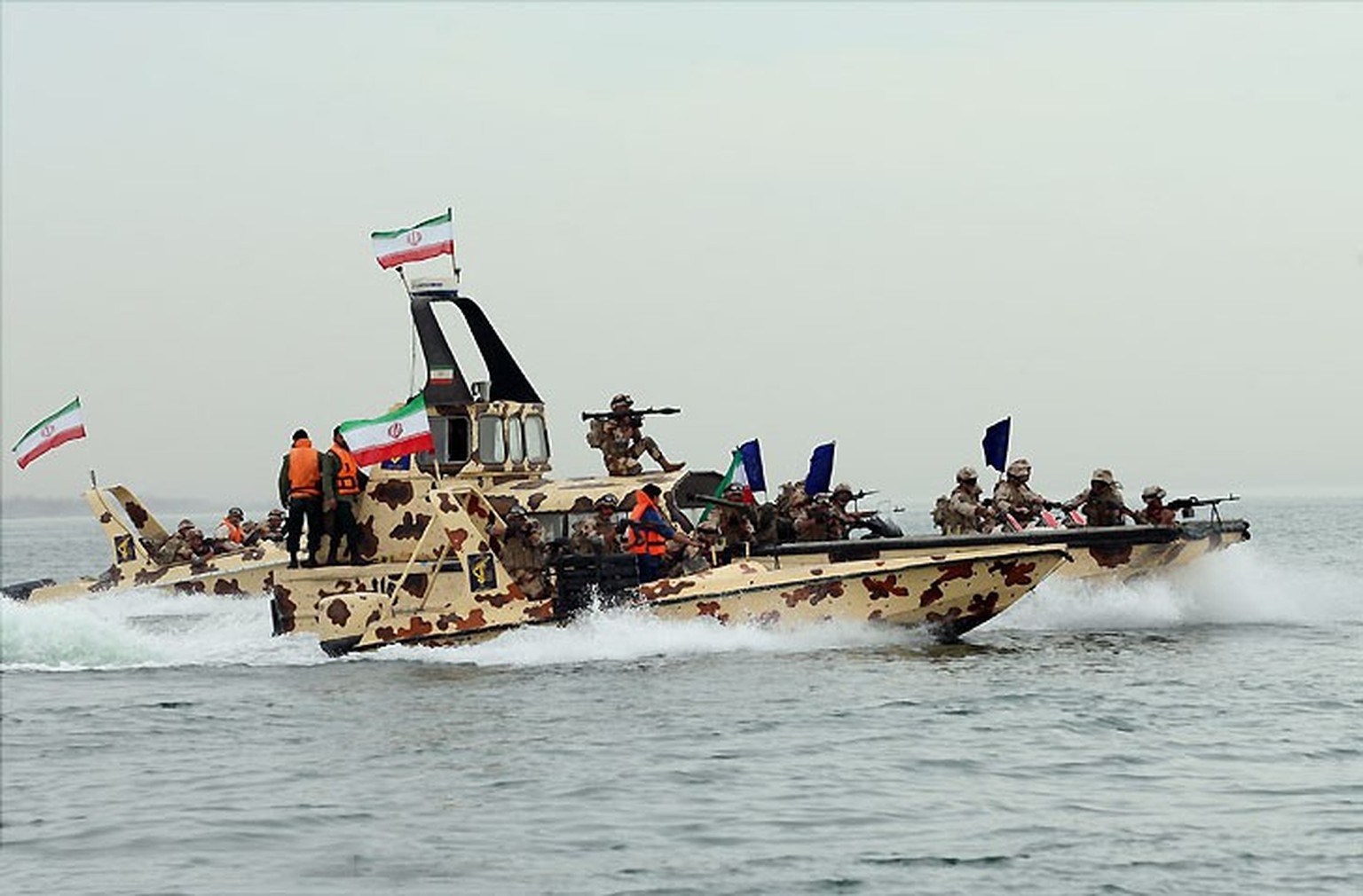Iranisches Schnellboot
https://commons.wikimedia.org/w/index.php?curid=44399753
