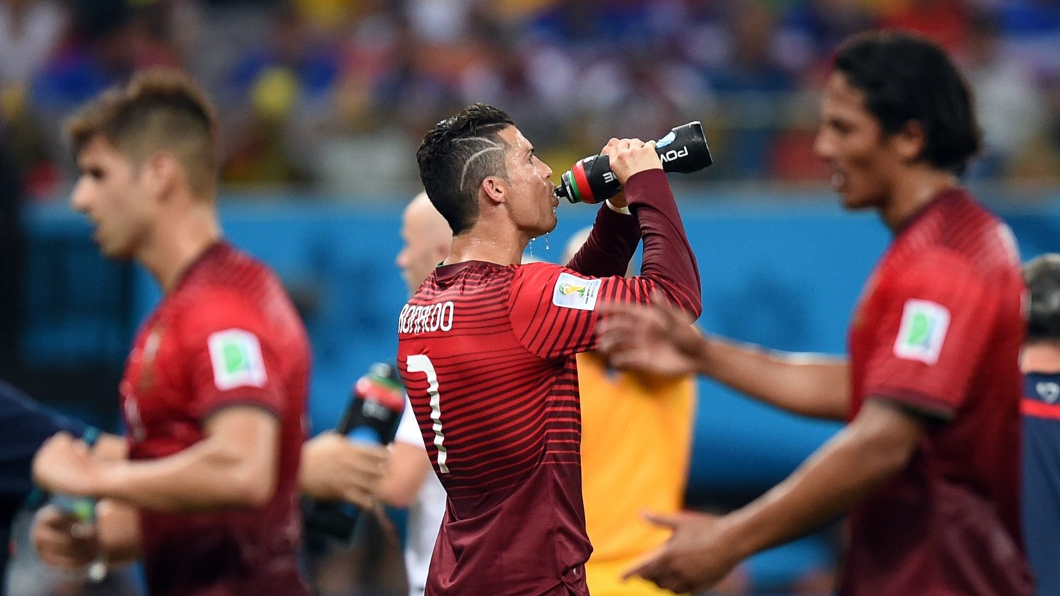 epa04273714 Cristiano Ronaldo (C) of Portugal drinks water during a short break at the FIFA World Cup 2014 group G preliminary round match between the USA and Portugal at the Arena Amazonia Stadium in ...