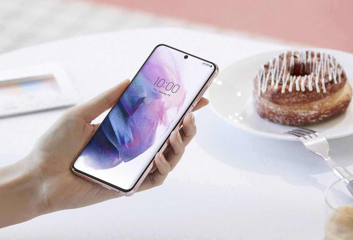 Das neue Samsung-Phone ist relativ schmal und liegt gut in der Hand.