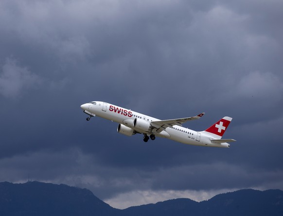 ARCHIVBILD ZUR MELDUNG, DASS DIE SWISS DEN FLUGBETRIEB IN GENF BIS ENDE FEBRUAR AUF EIN MINIMUM REDUZIERT, AM MONTAG, 1. FEBRUAR 2021 - An aircraft Airbus A220-300 (HB-JCS) of Swiss International Air  ...