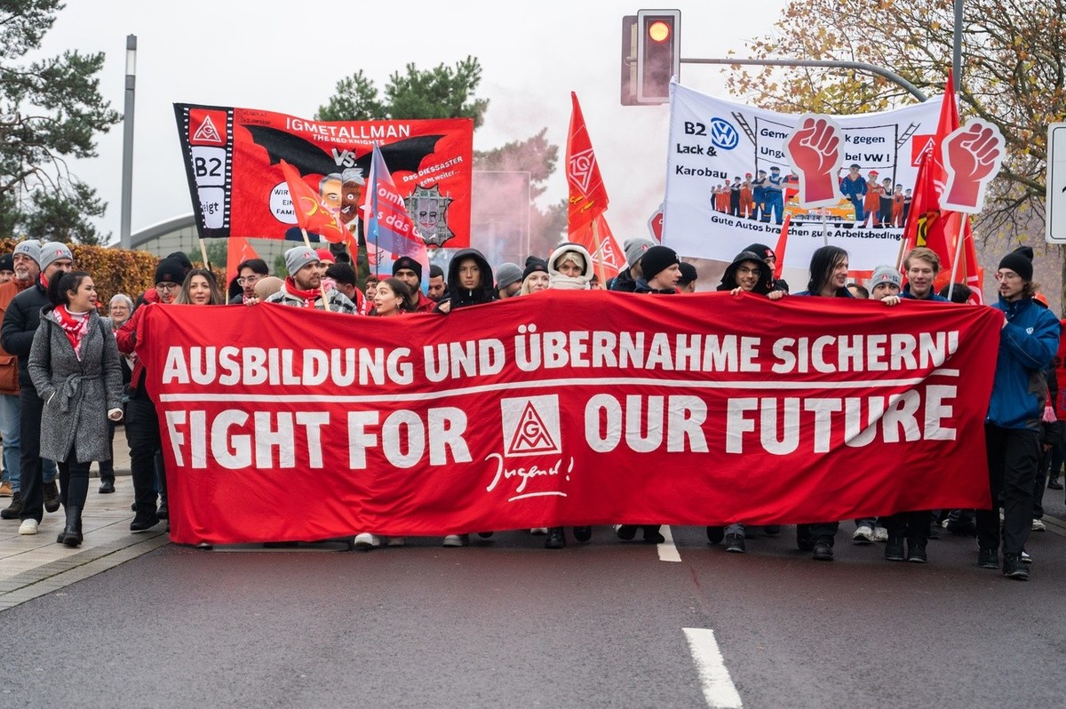 21.11.2024, Niedersachsen, Wolfsburg: Beschäftigte von Volkswagen demonstrieren bei den Tarifverhandlungen von Volkswagen und IG Metall vor der Volkswagen Arena in Wolfsburg. Zur dritten Tarifrunde em ...