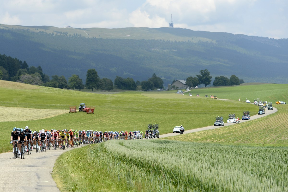 ALS VORSCHAU AUF DIE TOUR DE SUISSE VOM SAMSTAG, 10. JUNI 2017, BIS ZUM SONNTAG, 18. JUNI 2017, STELLEN WIR IHNEN FOLGENDES BILDMATERIAL ZUR VERFUEGUNG - The pack of cyclists in action during the 6th  ...