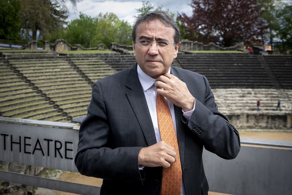 Pascal Broulis, Conseiller d&#039;Etat vaudois, remet sa cravate devant l&#039;amphitheatre d&#039;Avenches lors d&#039;une conference de presse sur l&#039;avenir des site et musee romains d?Avenches  ...