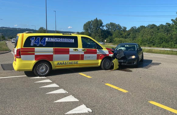 Bei der Kollision einer Autolenkerin mit einem Notarztwagen sind am 30. Juli 2021 in Eiken AG die beiden Lenkenden verletzt worden. Die 19-jährige Lenkerin und der 46-jährige Lenker des Notarztwagens  ...