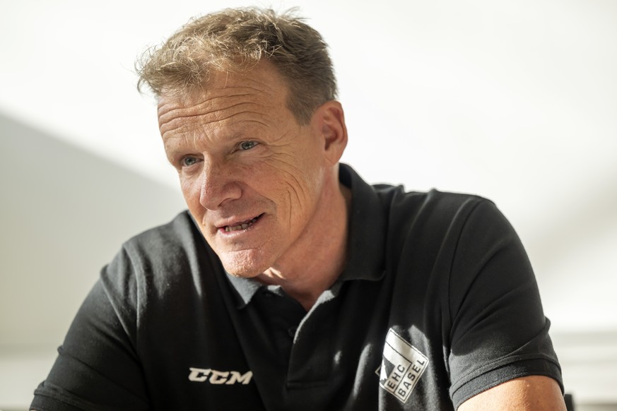 Sportchef Kevin Schlaepfer an einer Medienkonferenz des EHC Basel, in Basel, am Mittwoch, 12. November 2025. Kevin Schlaepfer bleibt beim EHC Basel, der Vertrag mit Headcoach Eric Himmelfarb wird verl ...