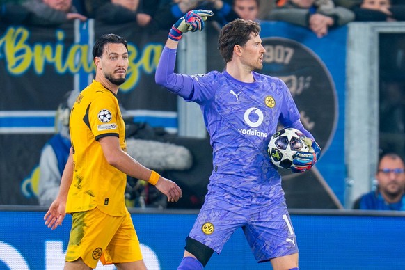 25.02.2026, Atalanta Bergamo vs. Borussia Dortmund, UEFA Champions League, Playoffs-R�ckspiel Gregor Kobel Borussia Dortmund, 1 Ramy Bensebaini Borussia Dortmund, 5 Regulations prohibit any use of pho ...
