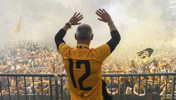 Berns Trainer Adi Huetter feiert mit den Fans bei der Meisterfeier der Berner Young Boys, am Sonntag, 20. Mai 2018 in Bern. (KEYSTONE/Peter Klaunzer)