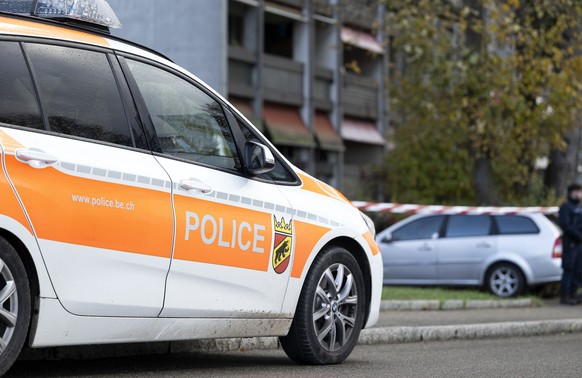 Ein Polizeiauto vor einem Wohnkomplex bei einem Polizeieinsatz, am Freitag, 10. November 2023 in Ittigen. In Ittigen ist es am Freitagmorgen zu einem Grosseinsatz der Polizei gekommen. Mehrere Einsatz ...