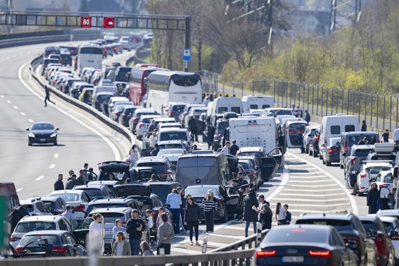 KEYPIX - Der Oster Reiseverkehr auf der Autobahn A-2 vor dem Gotthardtunnel zwischen Goeschenen und Altdorf in Richtung sueden staut sich bei Erstfeld auf mehrere Kilometer laenge, am Freitag, 3. Apri ...