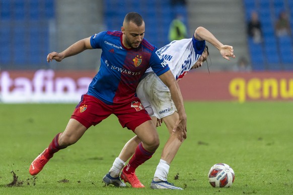 Basels Arthur Cabral, links, im Kampf um den Ball gegen Luzerns Jordy Wehrmann, rechts, im Fussball Meisterschaftsspiel der Super League zwischen dem FC Basel 1893 und dem FC Luzern im Stadion St. Jak ...