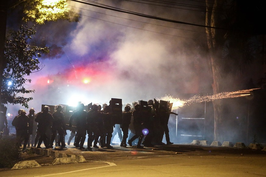 epa05934173 Riot police fire their weapons during a protest at the Pinheiros neighborhood, in Sao Paulo, Brazil, 28 April 2017. Throughout the country, Brazilian unions backed by various social moveme ...