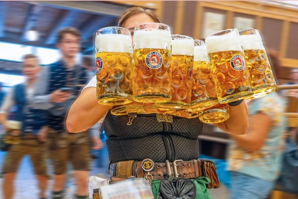 Wiesnbedienung bringt die ersten frischen Maß Bier an die Tische, Paulaner Festzelt, Oktoberfest 2023, Eröffnungstag, 16. September 2023 Deutschland, München, 16.09.2023, Wiesnbedienung bringt die ers ...
