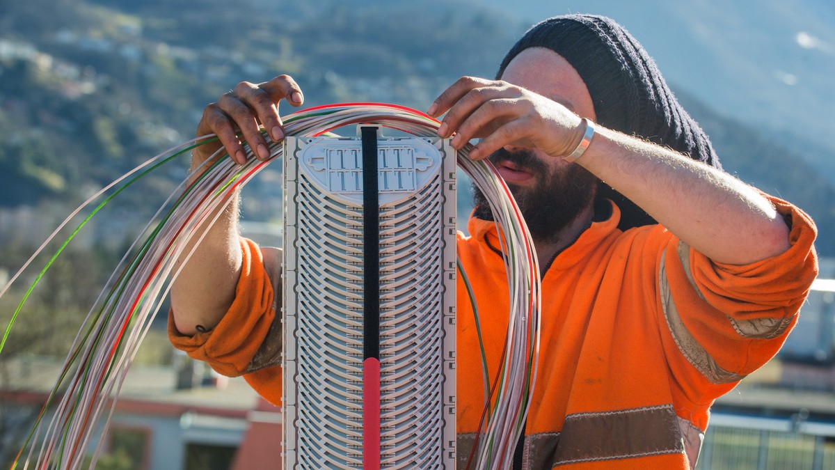 Ein Arbeiter montiert Glasfaserkabel der Swisscom fuer den Internetansschluss von Privathaushalten, am Dienstag, 10. Februar 2015 in Bellinzona. Die staedtischen Betriebe Bellinzona "Aziende Muni ...
