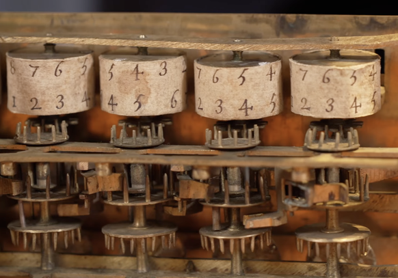 Pascaline - Rechenmaschine aus dem 17. Jahrhundert des französischen Mathematikers Blaise Pascal