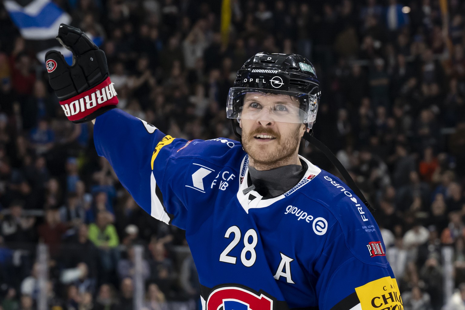 Christoph Bertschy (HCFG) celebre la victoire 4-2 et la qualification pour les demi-finales, lors de l&#039;acte 7 du quart de finale des play-off du championnat suisse de hockey sur glace de National ...