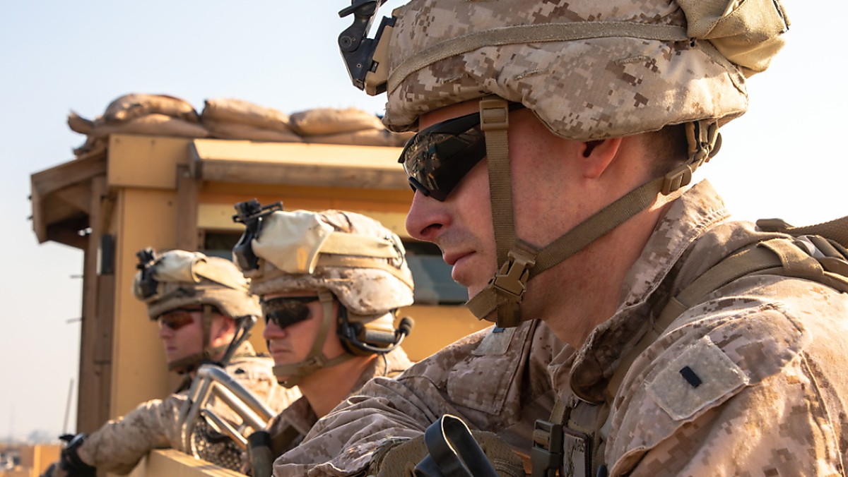US-Soldaten beobachten die amerikanische Botschaft in Bagdad. Am Samstag schlugen zwei Geschosse in der hochgesicherten Grünen Zone in Bagdad ein, in der sich auch die US-Botschaft befindet. (Bild vom ...