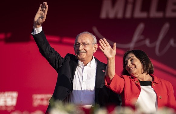 epa09963795 Main opposition Republican People&#039;s Party (CHP) leader Kemal Kilicdaroglu (L) and his wife Selvi Kilicdaroglu (R) greet their supporters during an anti-government rally in Istanbul, T ...