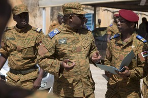 Militärchef Traoré mit Gefolgsleuten.