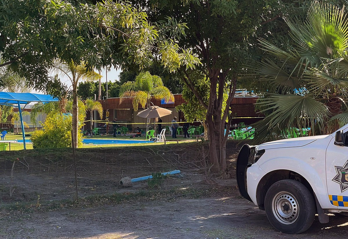 epa10575061 Agents inspect a crime scene where seven people were murdered at a resort in Cortazar, Guanajuato, Mexico, 15 April 2023. An armed group broke into the La Palma resort 15 April leaving at  ...