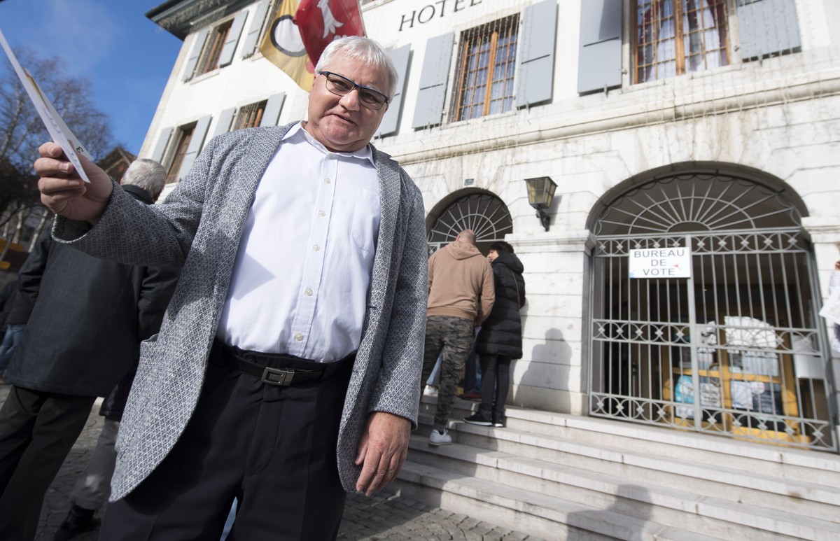 Le maire de Moutier Marcel Winistoerfer pose avec ses bulletins de vote avant d'aller voter a l'Hotel de Ville lors du resultat des des elections a la mairie de la ville du jura bernois de M ...