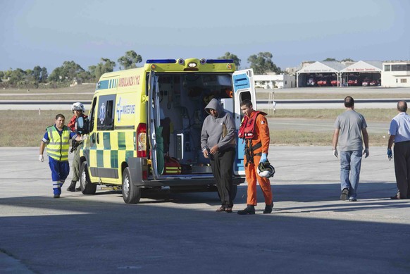 Ein Überlebender des Unglücks bei Malta wird ins Spital geführt.