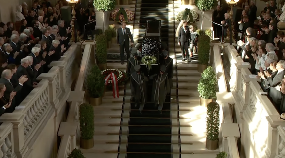 Die Peymann-Abschieds-Feststiege mit Publikum.