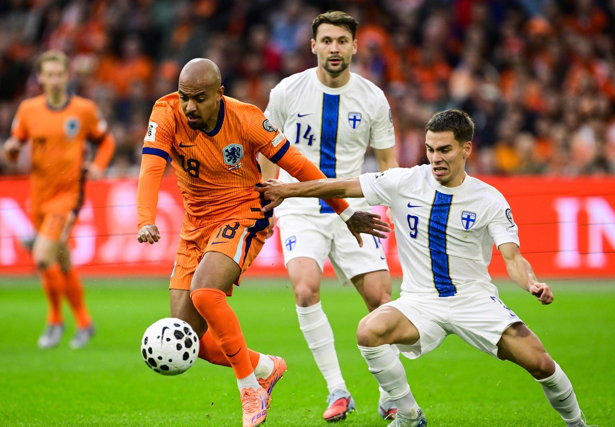 epaselect epa12448831 Donyell Malen of the Netherlands (L) in action against Leo Walta of Finland during the FIFA World Cup 2026 UEFA qualifiers soccer match between the Netherlands and Finland, in Am ...