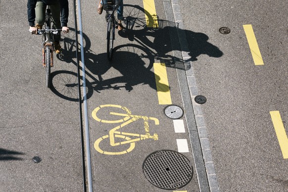 ARCHIV - ZUR MK DER STADT ZUERICH ZUR NEUEN PRAXIS FÜR DIE NUTZUNG DES TROTTOIRS DURCH VELOS STELLEN WIR IHNEN FOLGENDES BILDMATERIAL ZUR VERFUEGUNG - Cyclists cycle on a cycle lane in Zurich, Switzer ...