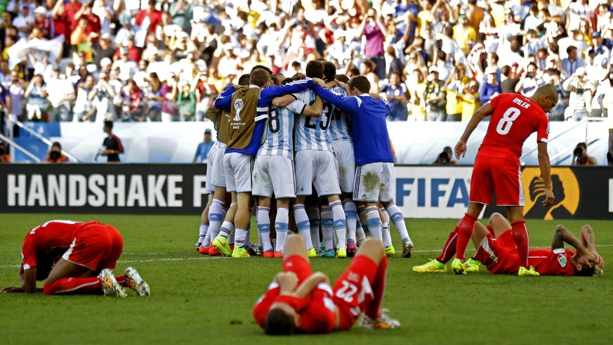 ZUR QUALIFIKATION DER SCHWEIZER FUSSBALL-NATIONALMANNSCHAFT FUER DIE FIFA WM 2018 IN RUSSLAND STELLEN WIR IHNEN FOLGENDES BILDMATERIAL ZUR VERFUEGUNG - epa04294278 Swiss players (front) show their dej ...