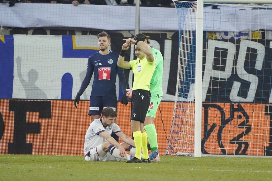 Foto Manuel Geisser 04.03.2023 Fussball Herren Saison 2022/2023 Super league FC Luzern - FC Basel 0:1 . Bild : Fabian Frei verletzt am Boden FC Basel Schiedsrichter Luca Cibelli zeigt Auswechslung an. ...