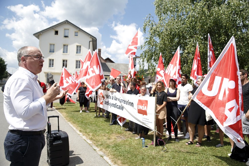 Pierre-Yves Maillard, gauche, president de l&#039;USS (Union syndicale suisse) s&#039;exprime, lors d&#039;un manifestation d&#039;UNIA en soutien de Mickael Beday, delegue syndical Unia, contre son l ...