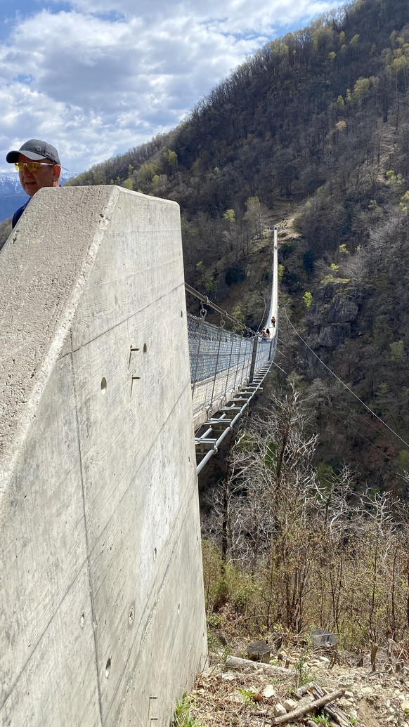 Würdest du dich trauen? Ab Montag kannst du über diese Fussgänger-Hängebrücke laufen 😳\nGerade erst im Tessin die Tibetanische Hängebrücke besucht. Wenn da alles technisch intakt ist, sehe sogar ich  ...