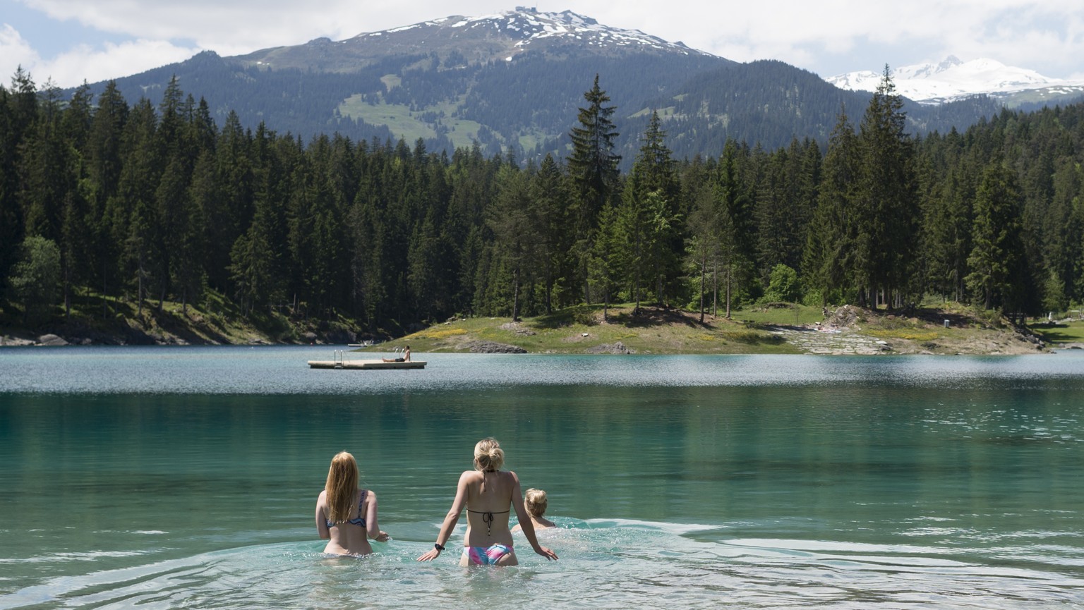 Drei junge Frauen baden im erfrischenden Caumasee, am Mittwoch, 3. Juni 2015, in Flims. (KEYSTONE/Gian Ehrenzeller) 

People enjoy a swim in the Cauma Lake, on Wednesday, June 3, 2015, in Flims, Easte ...