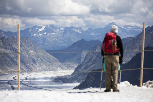 Ein Tourist schaut vom Jungfraujoch auf den Aletschgletscher, am Samstag, 15. August 2020. (KEYSTONE/Peter Klaunzer)