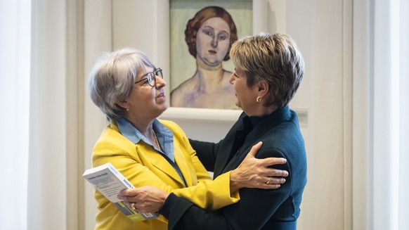 Bundesraetin Karin Keller-Sutter, rechts, und ihre Nachfolgerin im EJPD, Bundesraetin Elisabeth Baume-Schneider, bei der Schluesseluebergabe im EJPD, am Dienstag, 20. Dezember 2022, in Bern. (KEYSTONE ...