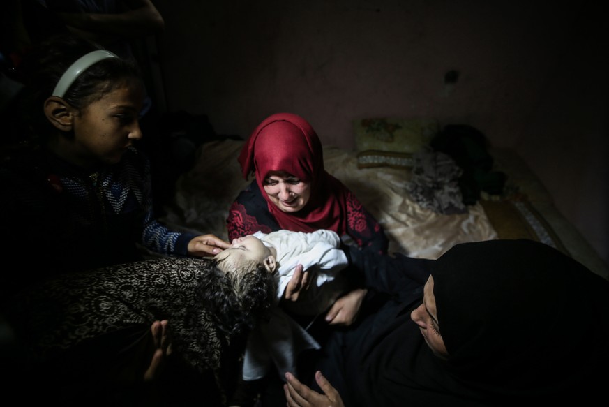 epaselect epa06738429 Palestinian relatives mourn as they carry the body of eight-month-old Layila al-Ghandour, who reportedly died a day earlier from tear gas inhalation suffered at clashes at the Ga ...