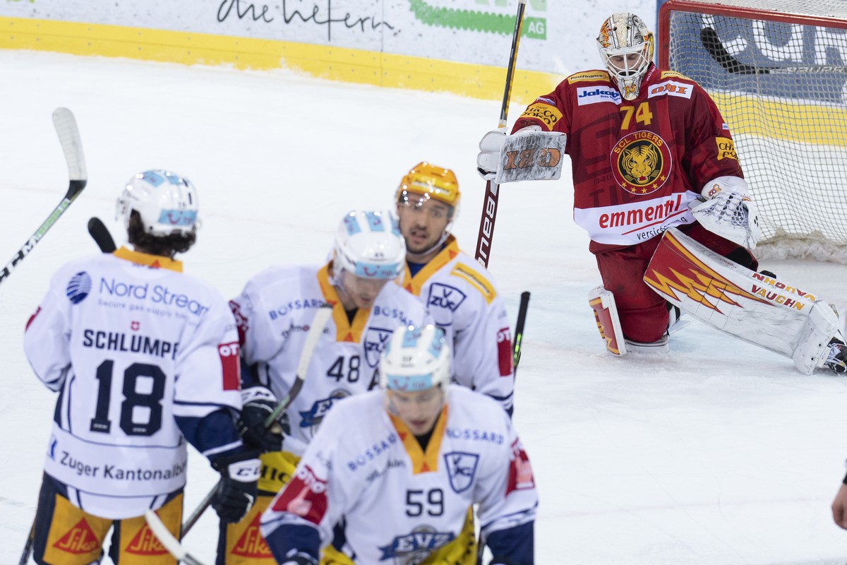 Tigers Goalie Ivars Punnenovs, hinten rechts, geschlagen, Zugs Spieler jubeln, waehrend dem Meisterschaftsspiel der National League zwischen den SCL Tigers und dem EV Zug, am Freitag, 26. Maerz 2021,  ...